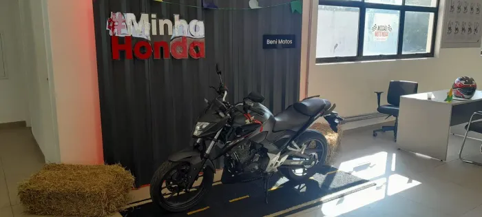 Honda cb 300 F twister 2025 único dono com garantia de fábrica R$ 25.000 abaixo da tabela