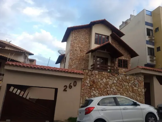 Casa no Riviera Fluminense com 4 quartos sendo 2 suites
