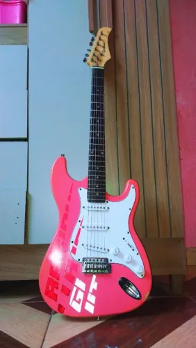 Vendo uma guitarra strato funciona perfeitamente bem conservadar