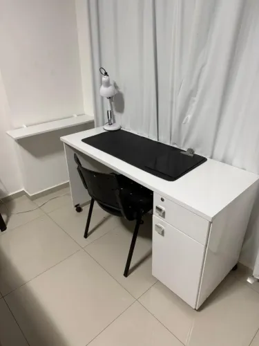 Cadeira + escrivaninha + 2 prateleira