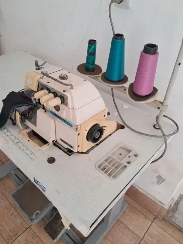 Máquina de costura overlock