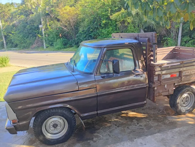 Vendo F1000 MWM 1986 em dias.