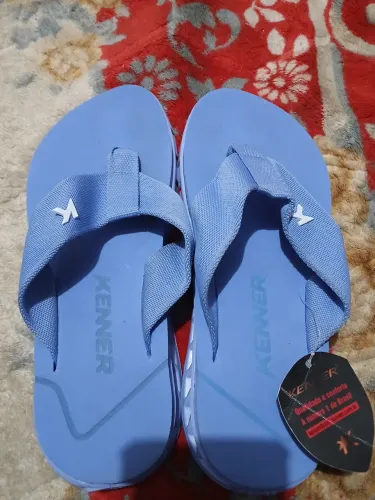 Sandália kener nova vendo porque não deu no meu pé