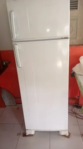 Vendo geladeira esmaltec 2 portas