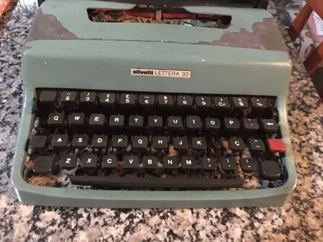 Máquina de Datilografia Olivetti Lettera 32