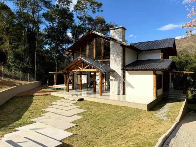 Casa Contemporânea em Condomínio Exclusivo de Itaipava