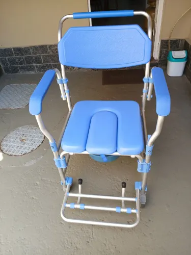 Cadeira higiênica D 60. Semi nova. Tel.: *