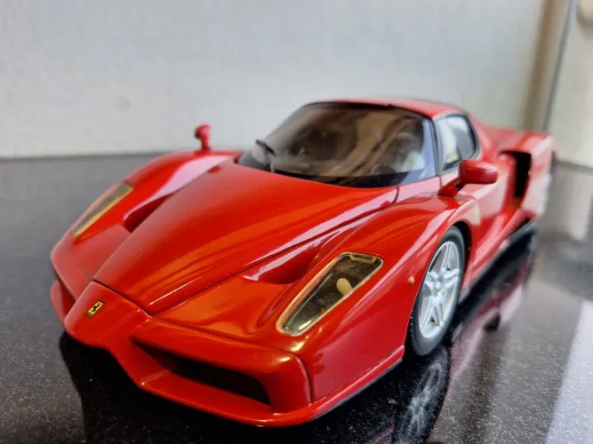 Ferrari 1/18 a partir de R$ 149, LEIA A DESCRIÇÃO