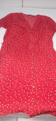 Vestido vermelho  com detalhes, mais cinto. Tamanho M longo com botões na frente.