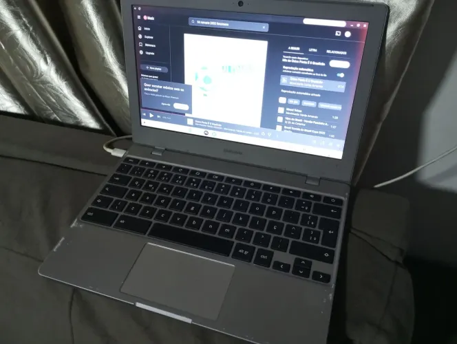 Chromebok não acompanha carregador mais o cabo é tipo c