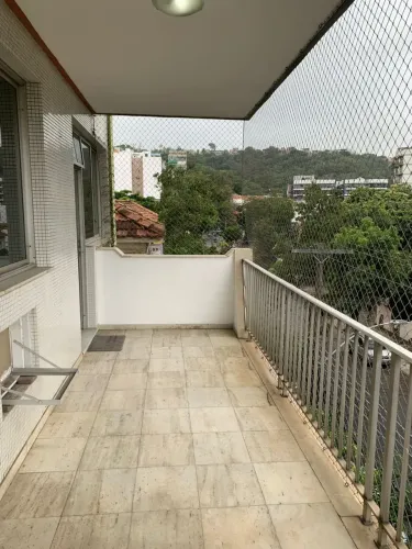 Vila Isabel - Rua Justiniano da Rocha, varandão com 2 quartos e vaga