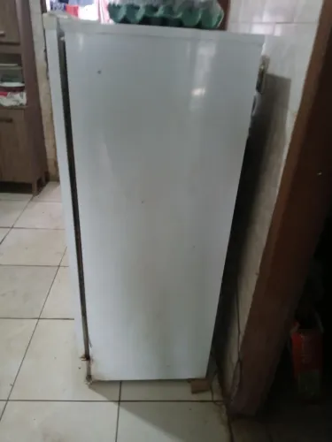 Vende-se geladeira com defeito so gela em cima