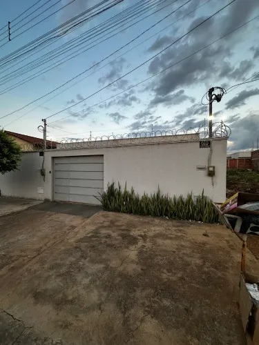 Alugo casa com 2 quartos no jardim boa esperança 