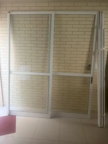 Vendo uma porta de alumínio com vidro