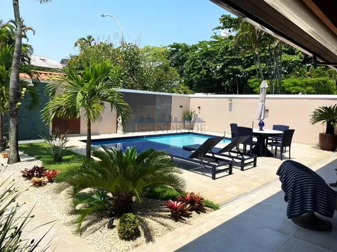 Casa reformada no condominio Santa Marina, 4 suites com 360m²