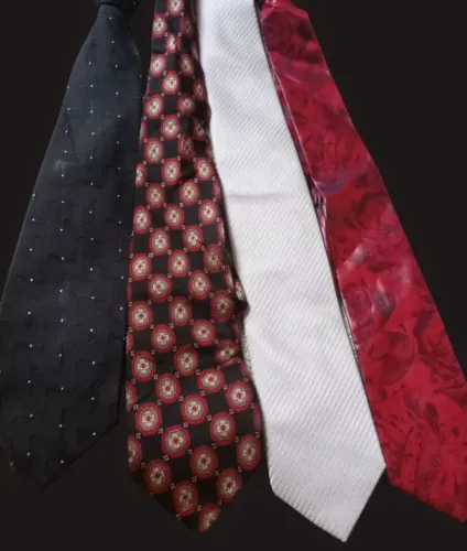 Kit com 4 Gravatas (incluindo uma Yves Saint Laurent e uma Diament) em ótimo estado.