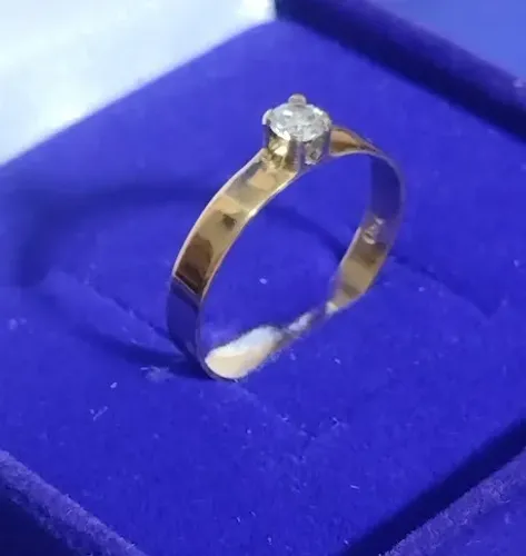 Anel Solitário 2.05 Gramas Pedra Zircônia Todas as Cores 3 mm Aro 4 mm Ouro 18 kilates    