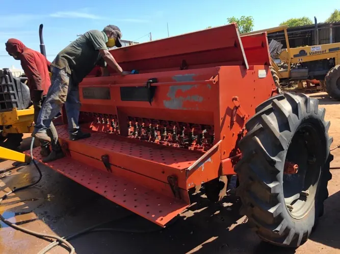 Plantadeira de Sementes Semeatro TD-300- Seminovo - Excelente estado