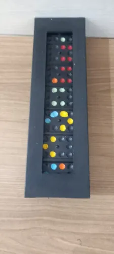 Brinquedo dominó usado.
