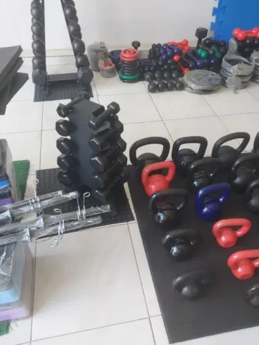 kettlebells emborrachados e pintados