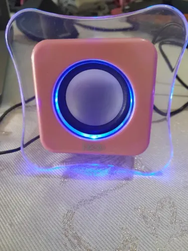 Mini caixa de som multimídia Pixxo Rosa.