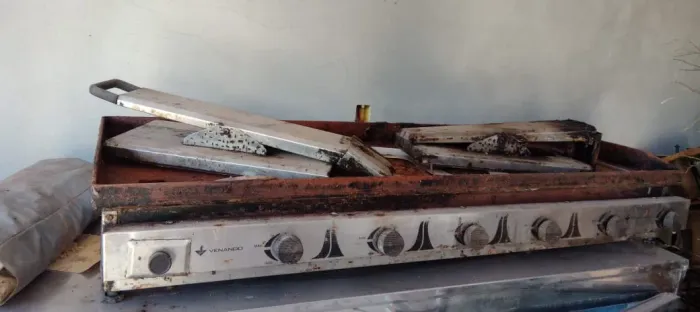 Chapa Profissional A Gás 6 Queimadores 141x50 Cm Usada "com 2 prensas"