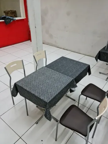 Mesas 0,70 x 0,70m pés de ferro e tampo de MDF