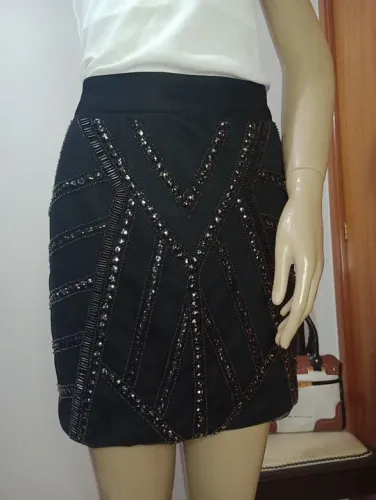 Saias Feminina preta de festa bordada com pedrarias