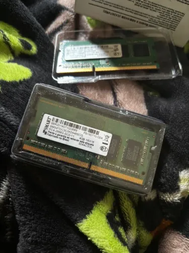 duas memórias ram de 4gb cada