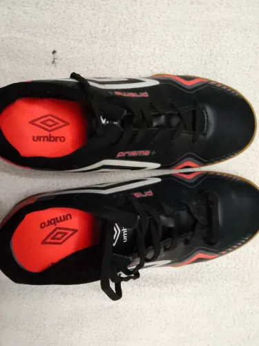 Chuteira Umbro Prisma+
