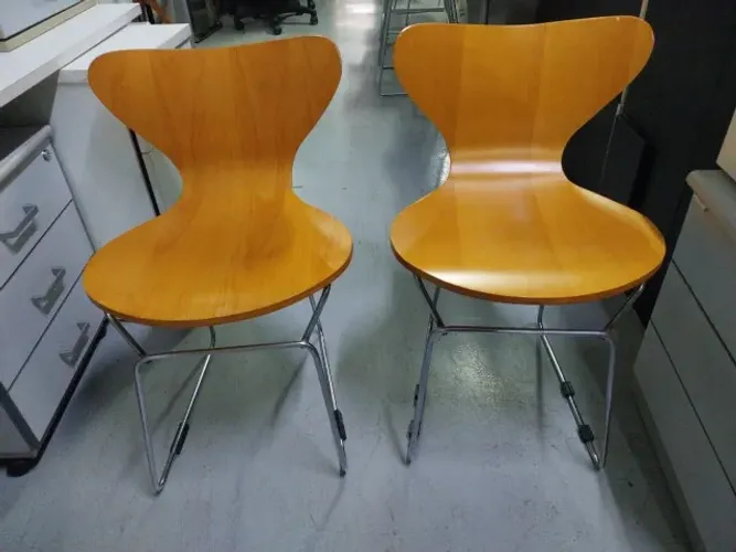 Cadeira de Escritório Modelo Fixo com Base Cromada