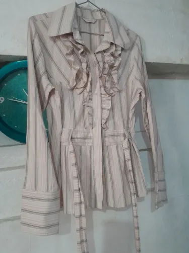 Camisa feminina com babados e cinto