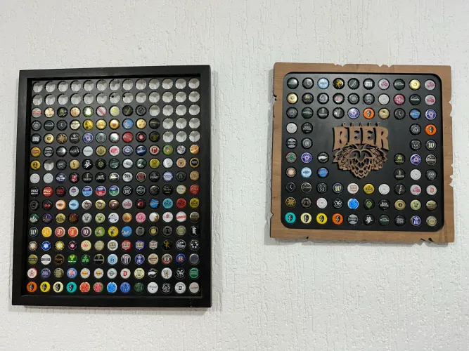 Kit com 2 quadros porta tampinhas de cerveja com as tampas