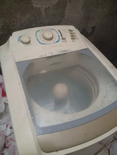 Máquina lavar roupa Electrolux 10kg, tem que fazer uns reparos mais está ligando.