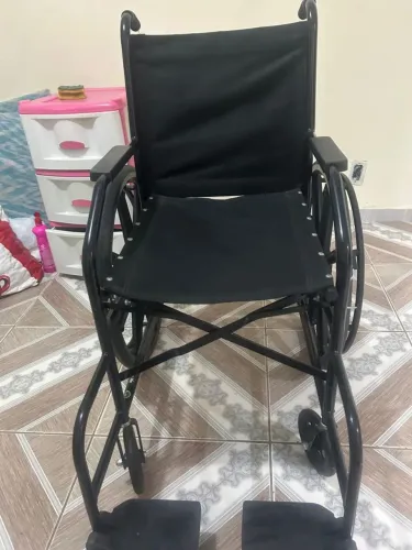 Cadeira de rodas  preta 