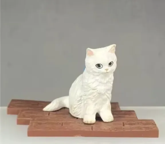 ENFEITE DE GATO BRANCO FITA AZUL - CENÁRIO COLECIONAVEIS BANDAI 2004-ACTION