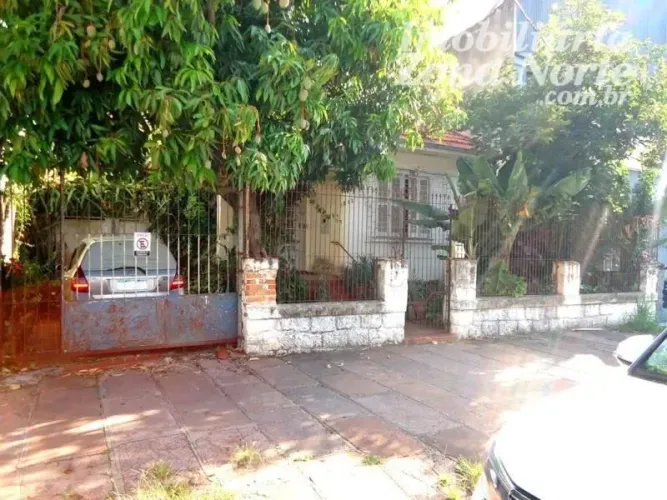 Casa construída sobre excelente terreno localizado na área mais valorizada do bairro SÃO G