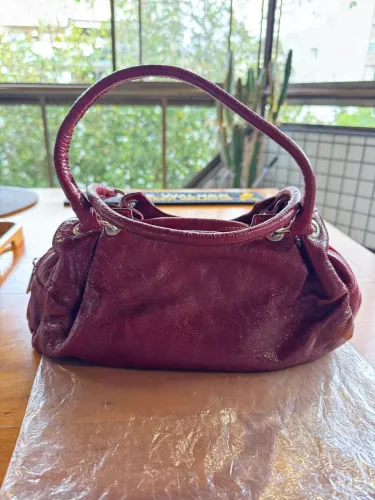 Vendo bolsa feminina em couro legítimo 