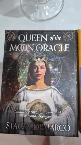 Queen of the moon oracle