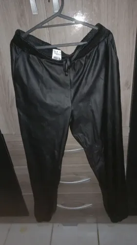 VENDO CALÇA DE COURO NOVA.