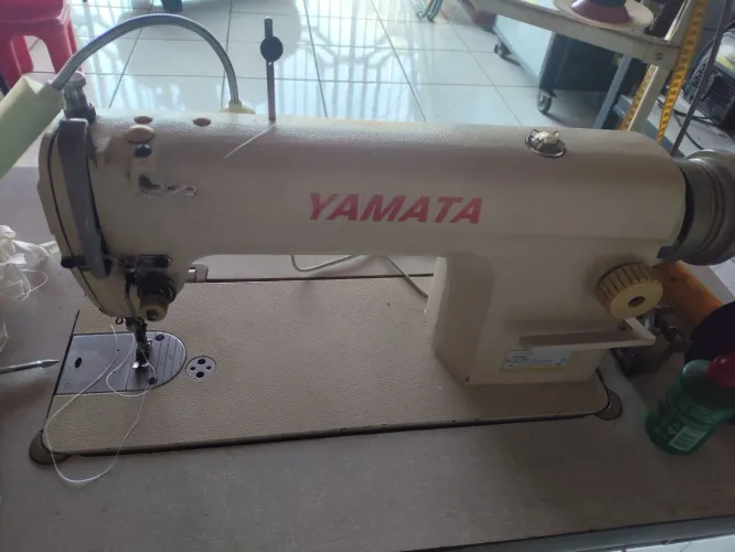 Máquina de costura industrial reta 