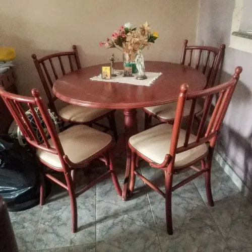 Conjunto de mesa de jantar redonda em madeira maciça com quatro cadeiras forradas