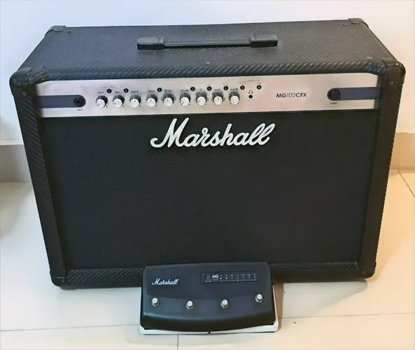Amplificador Combo para guitarra Marshall MG102CFX 220V c/ pedal e transformador inclusos