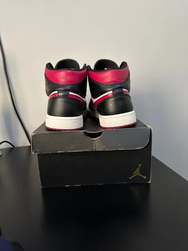 Air Jordan 1 Mid Noble Red