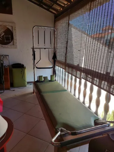 Aparelho de Pilates (REFORMER) com Torre, todos as molas, e banco completo