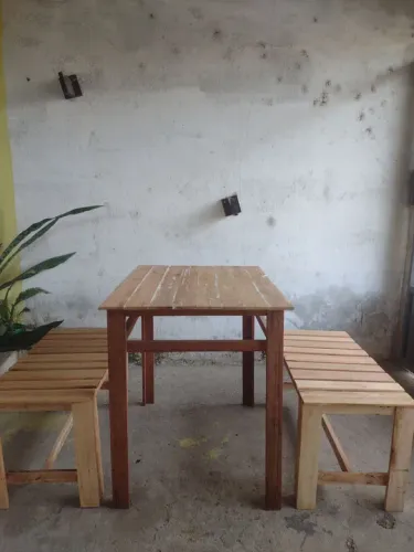 Conjunto de mesa e bancos de madeira