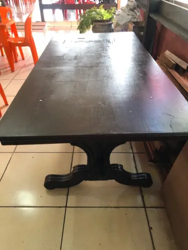 Mesa de jantar em madeira maciça