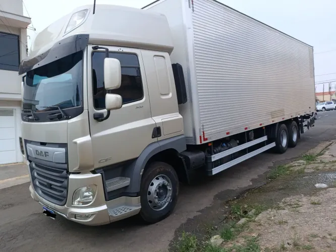 Daf CF 300 ano 2023 baú de 9,50 único dono 
