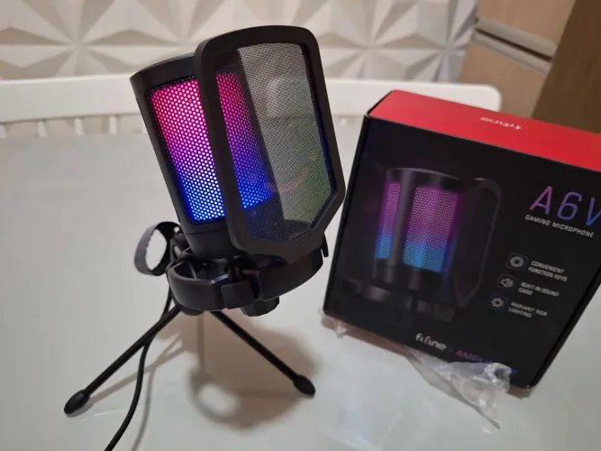 Microfone de Mesa Fifine A6V Ampligame, com Suporte, Condensador, RGB, USB, Preto - A6V