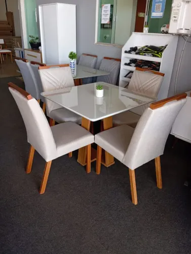 Mesa quadrada com 4 cadeiras 
